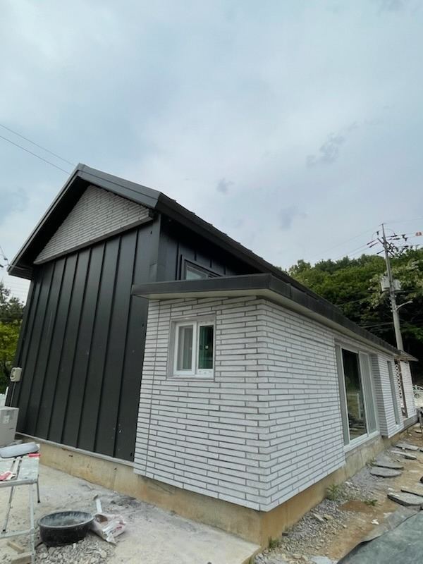 판넬로 늘린 주택 (증축)